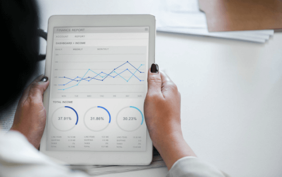 analysis-businesswoman-chart-metrics