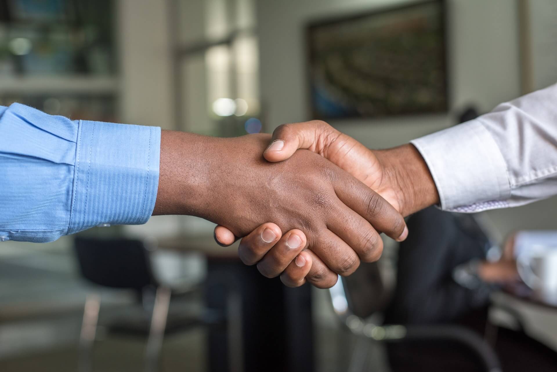 how-to-hire-a-call-center-handshake