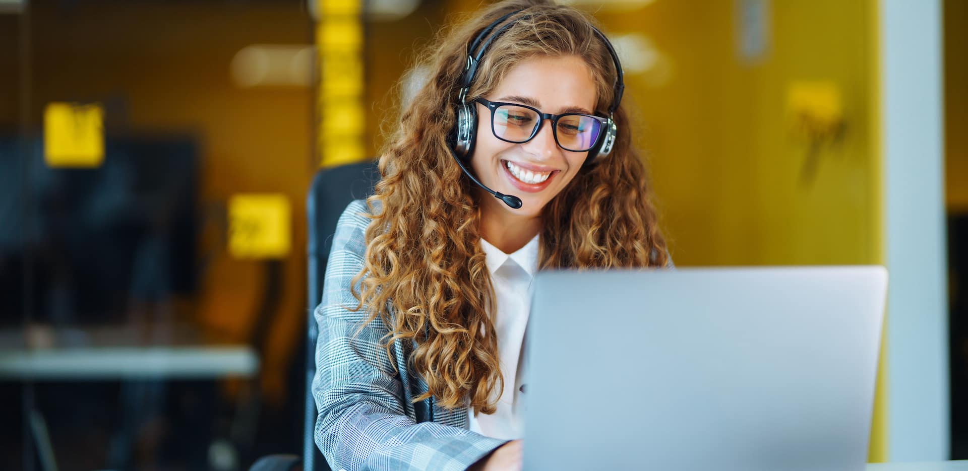a call center agent working in multilingual call center
