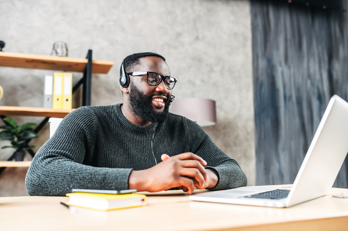 a call center agent working on improving their call efficiency