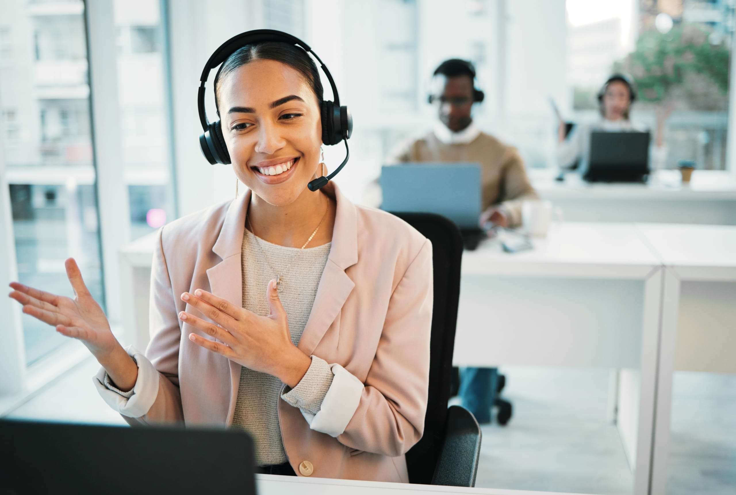 A female contact center agent seamlessly offering customer support.