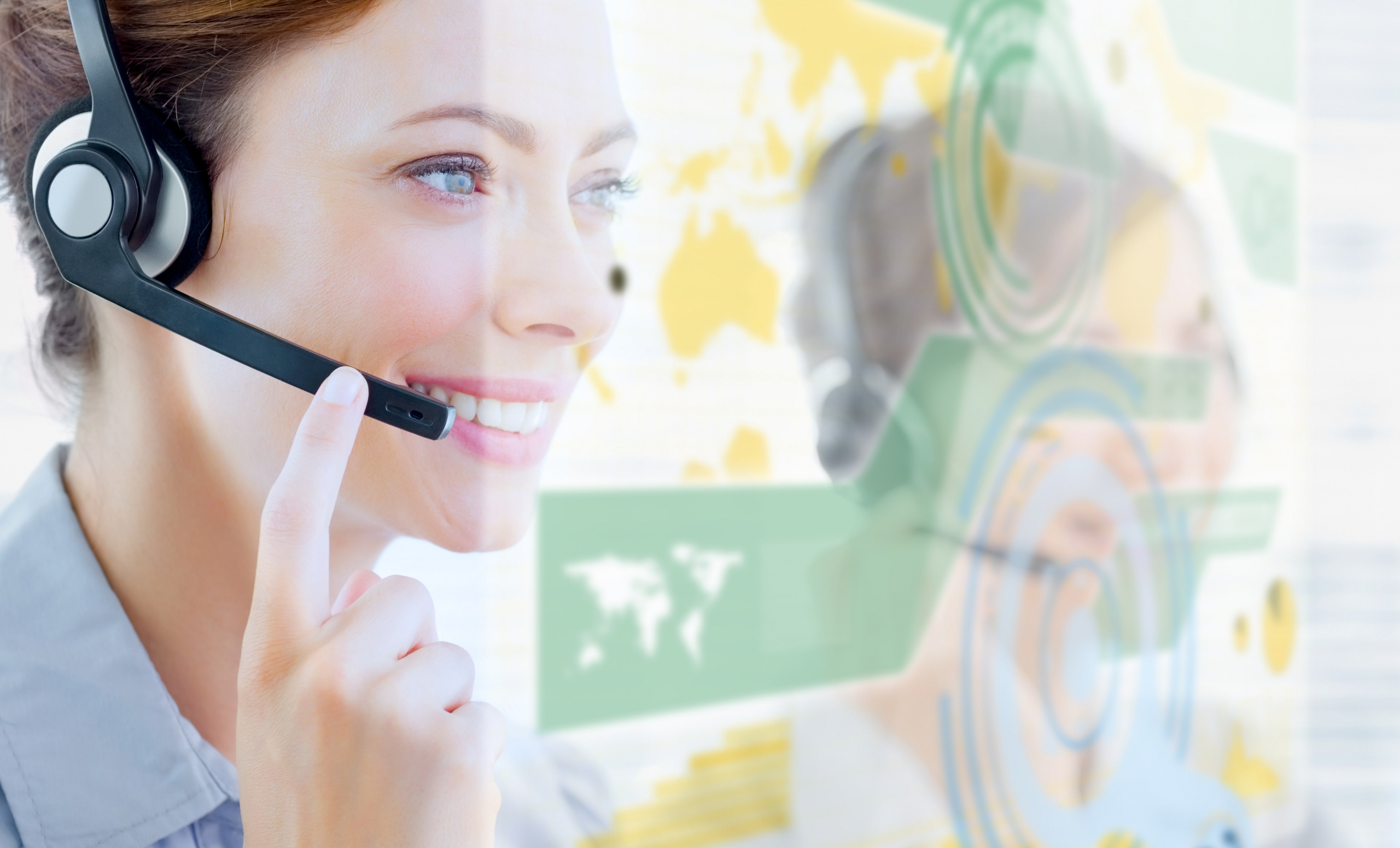 A female call center agent using AI to improve efficiency.